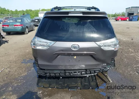 2015 Toyota Sienna Se 8 Passenger z USA, uszkodzony, nr VIN 5TDXK3DC5FS640306